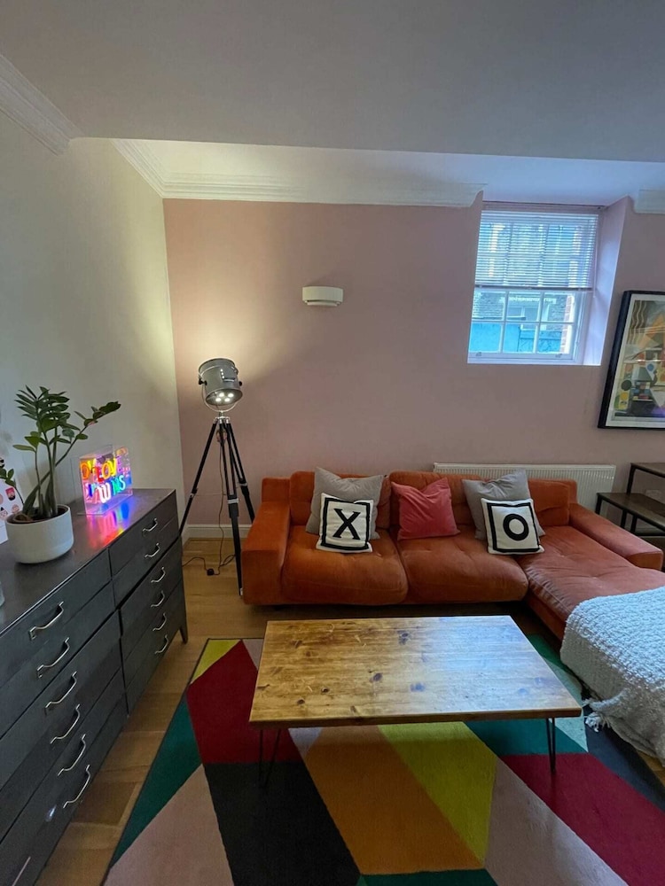 Chic Victorian Flat in Private Estate - Mile End!