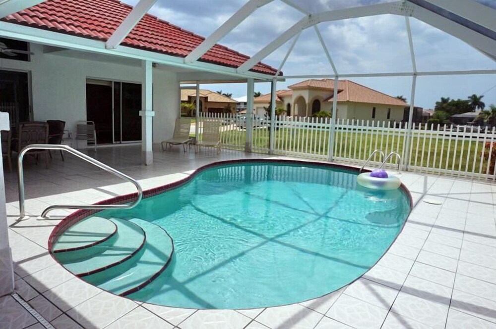 SHEN1124 3 Bedroom Holiday Home by Marco Naples Vacation Homes
