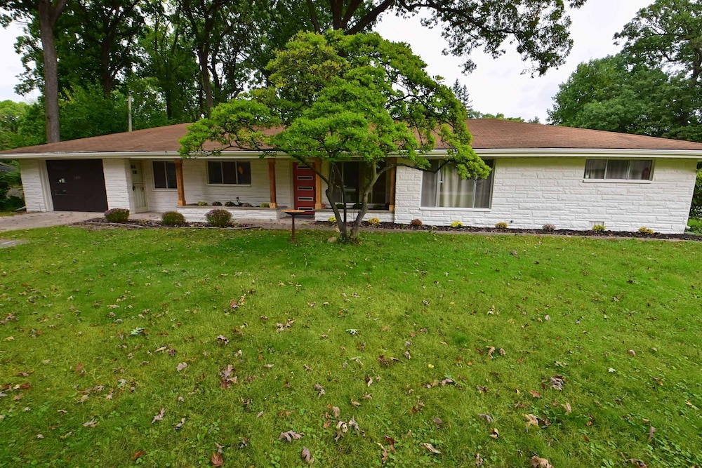 Mid Century Modern With Modern Touches 10 min Walk to Notre Dame 1831
