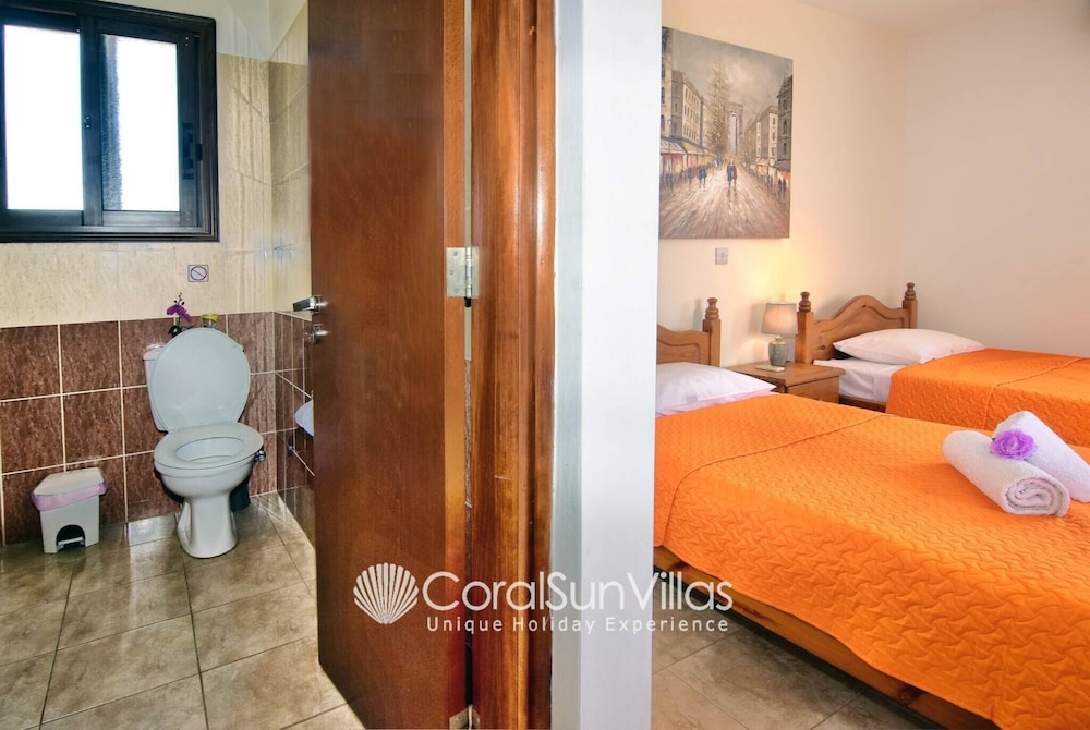 Family Villa Short Walk To Coral Bay Strip 5 Min and Pub, Shops etc