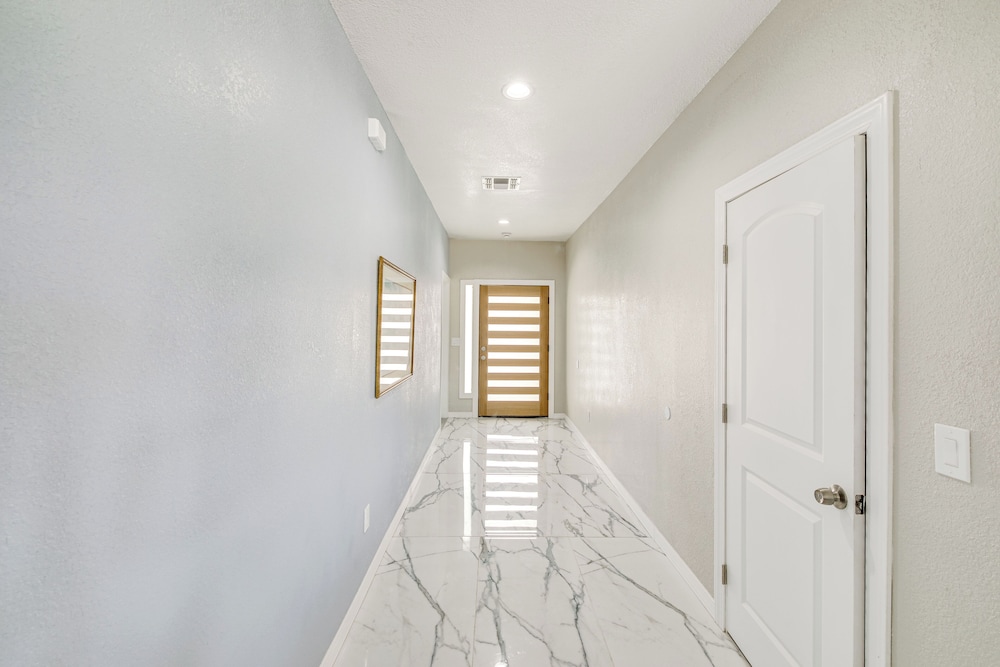 4 Mi to Casinos: Mtn-view Home in Bullhead City!