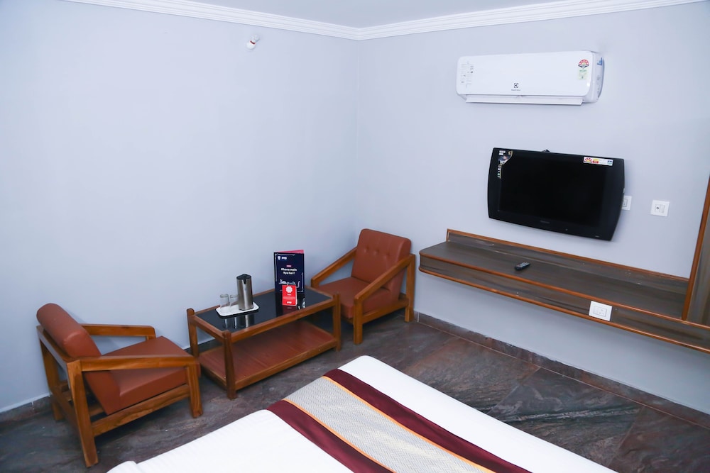 OYO 8828 Holidays Dollars Grand