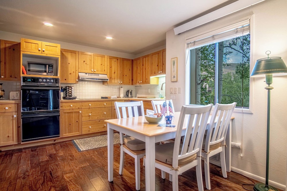 Bonne Vie 2247 Sunny & Spacious 4 Bedroom Condo in the Heart of Elkhorn Village