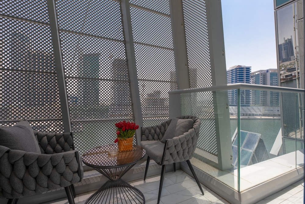 SIMPLY COMFORT Urban Chic Suites in J One Tower City & Canal Views
