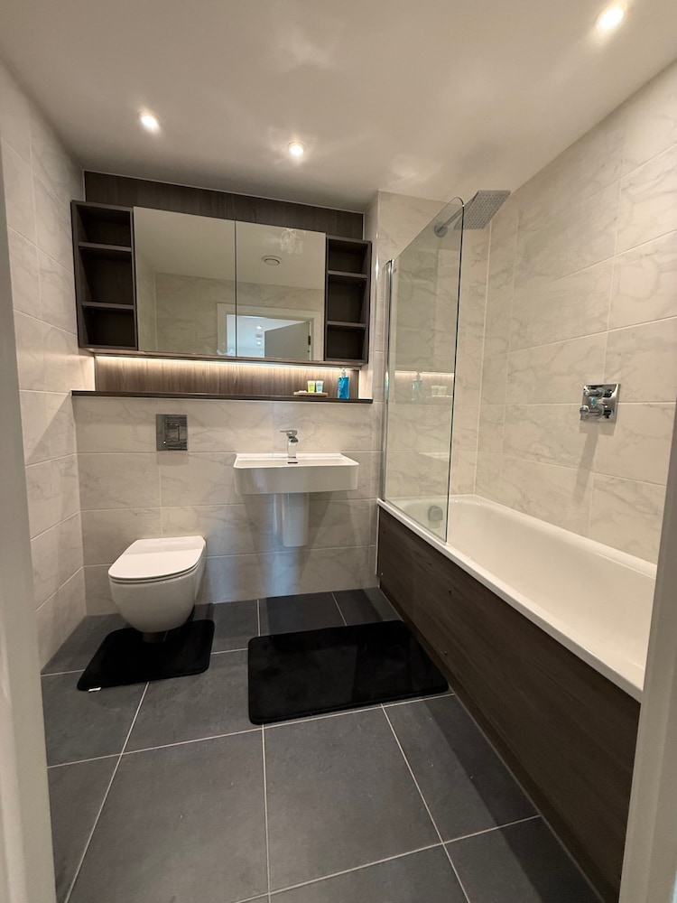 Apt Sleeps 6 With Two Bathrooms
