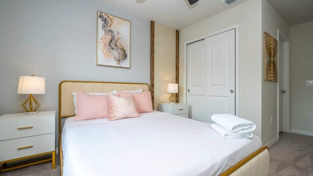 Modern 5BR Townhouse w Private Pool Near Disney