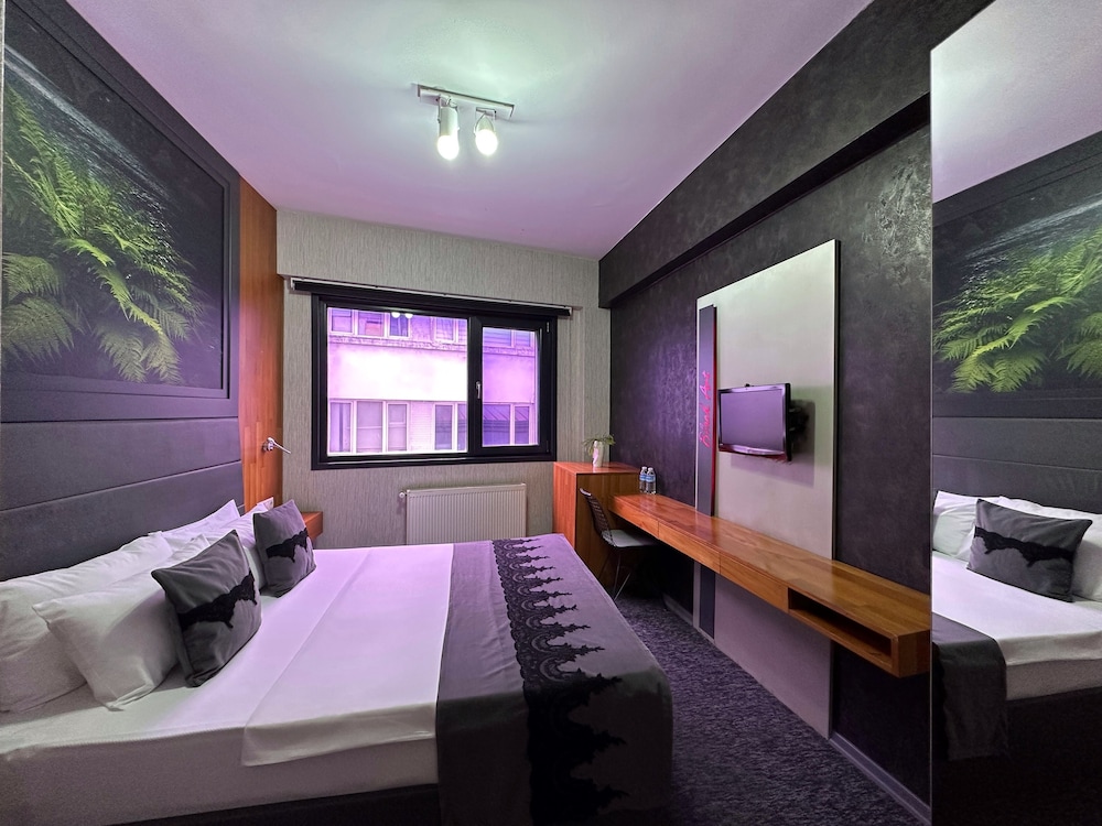 Black Art Otel - Image 36