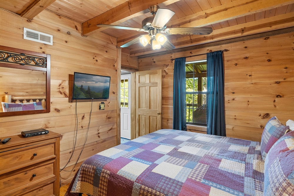 Games With A View 3 Bedroom Cabin by RedAwning view 2