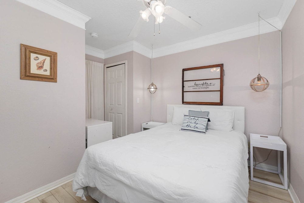 Seaside Haven: Stylish Condo, 3 Pools New Rental