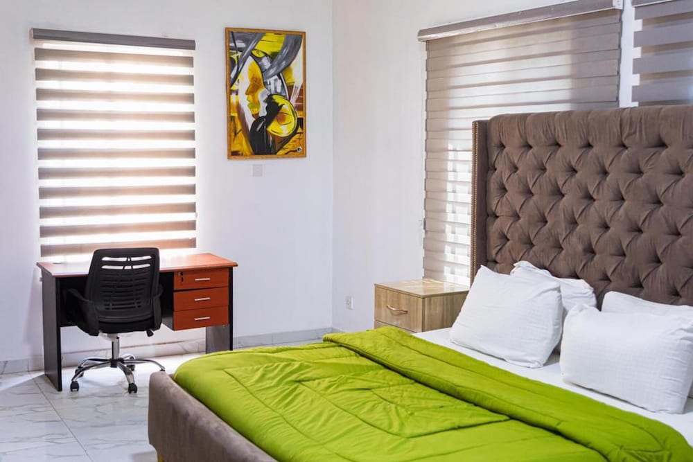 Stunning 2-bed Apartment in Lekki view 5