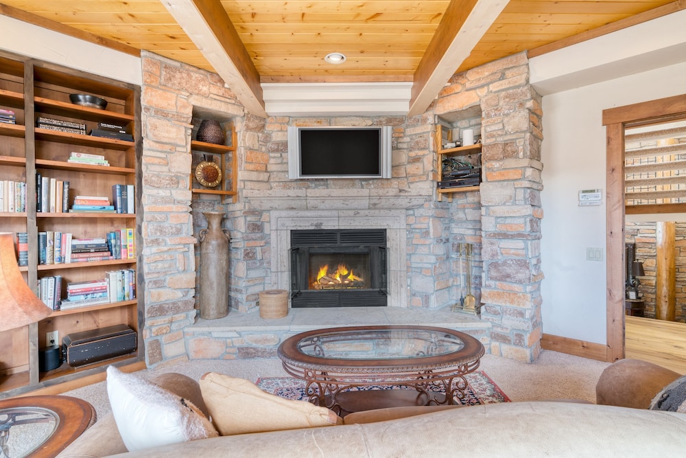 Summit County Vacations - Topaz Estate by Avantstay Luxe Home, Pool View - Property Image 16