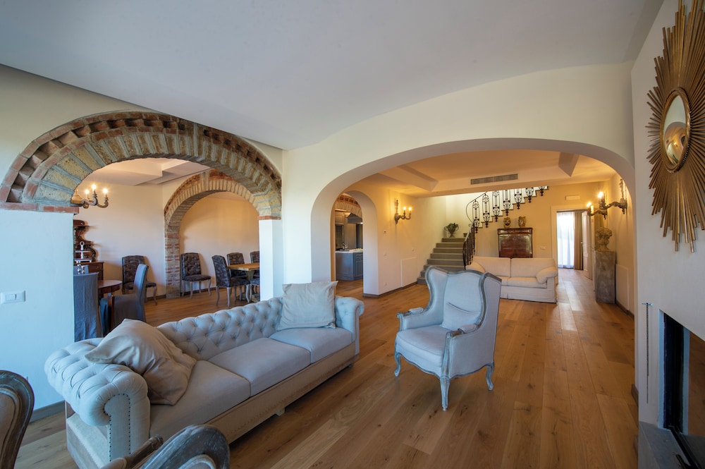 Villa Chianti With Infinity Pool And Vineyard View
