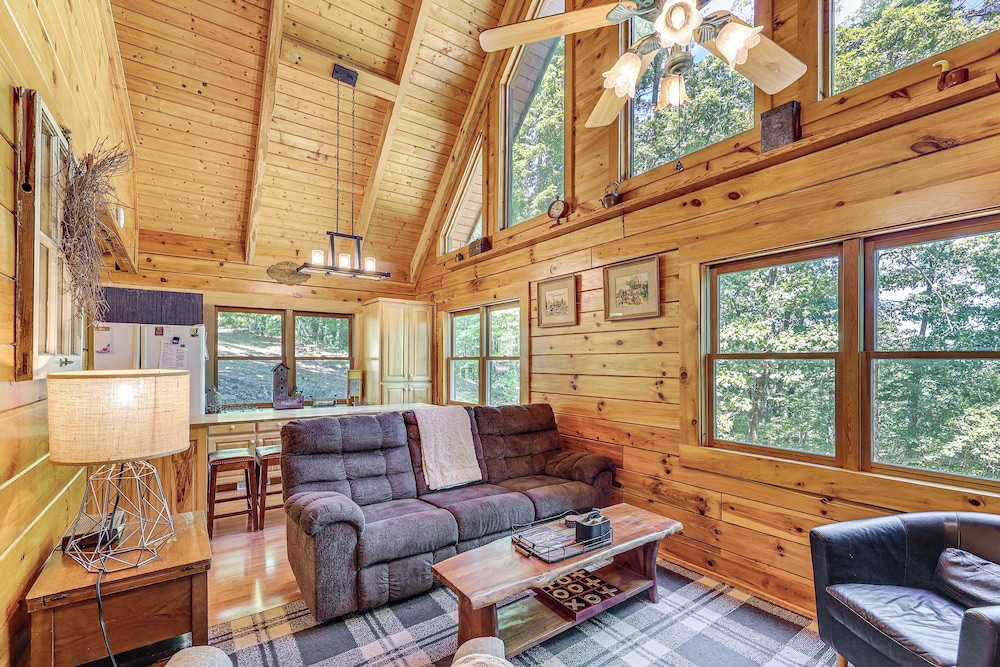 5 Mi to Hot Springs Nat'l Park: Cabin w/ Yard