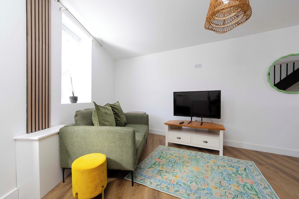 Cosy-cute Miner's Cottage on the Taff Trail