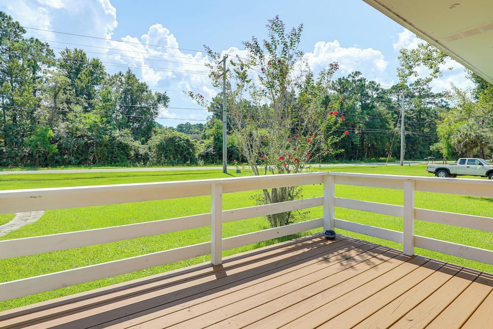 3 Mi to Beach: Pawleys Island Cottage