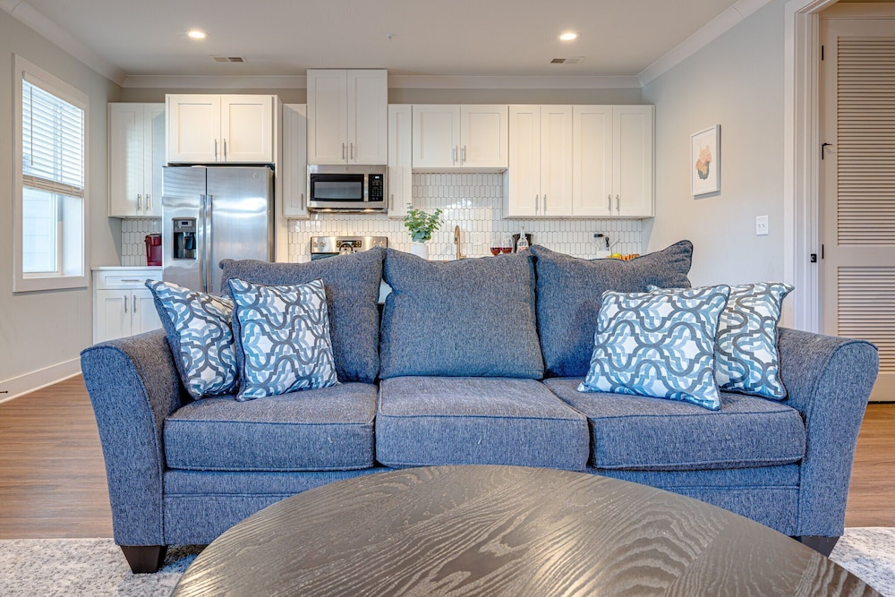 Mesmerize Melrose - Mins to Broadway - 2 Bedrooms
