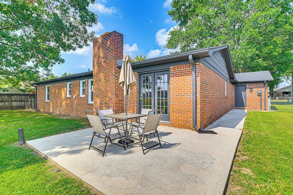 Pet-friendly Home w/ Yard, 1 Mi to Decatur Mall