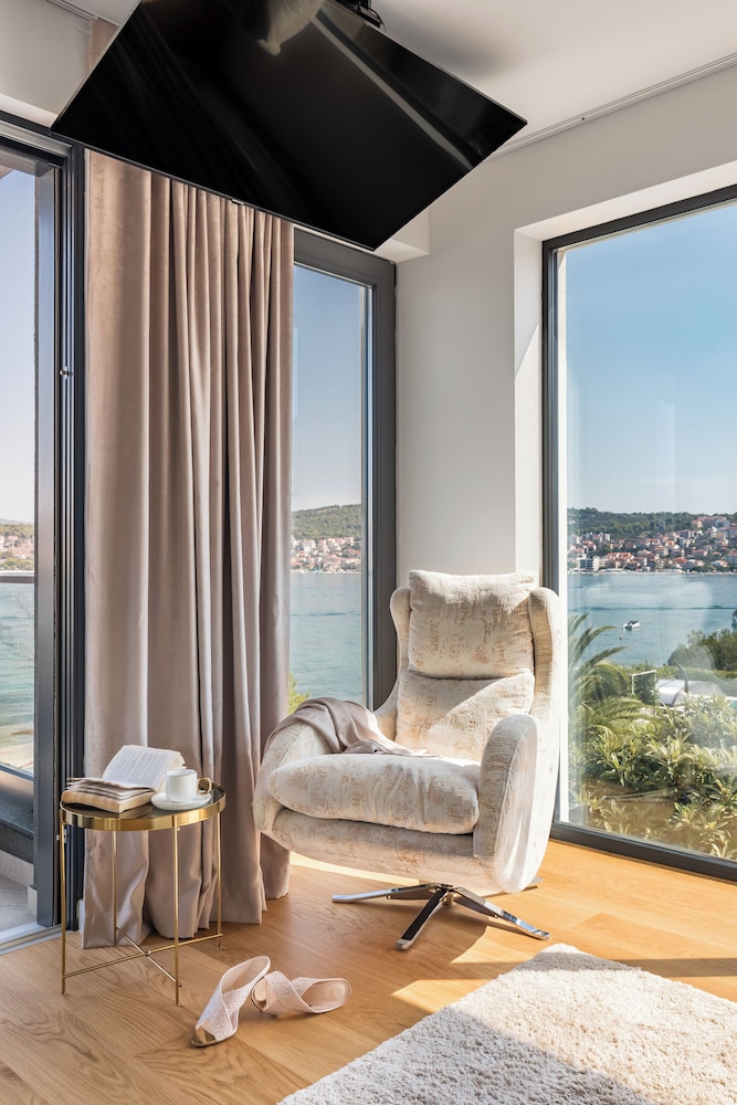 Villa Palace Al Nera Luxurius at sea With 2 Swimming Pools Saunas