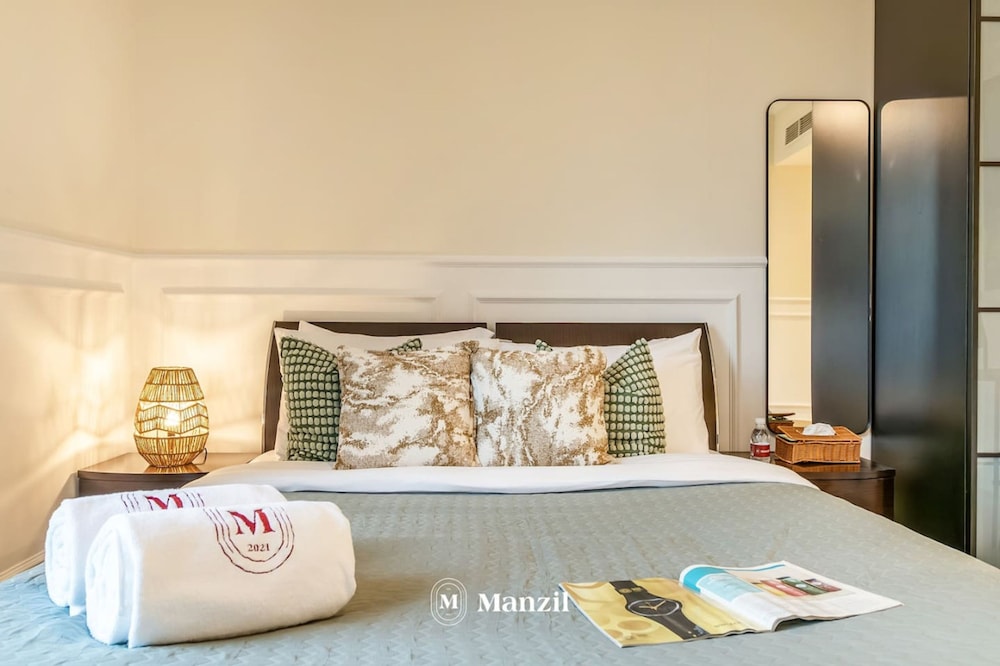 Canal View Studio Near Marina Palm Jumeirah