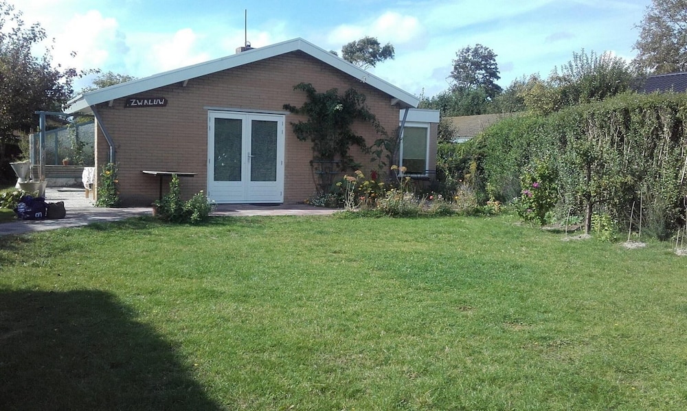 Nice Bungalow With a Sunny Garden