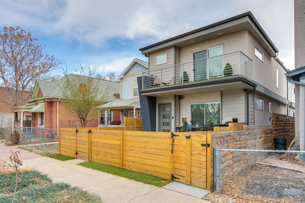 1 Mi to Dtwn Denver: Sleek Duplex w/ Rooftop Deck!