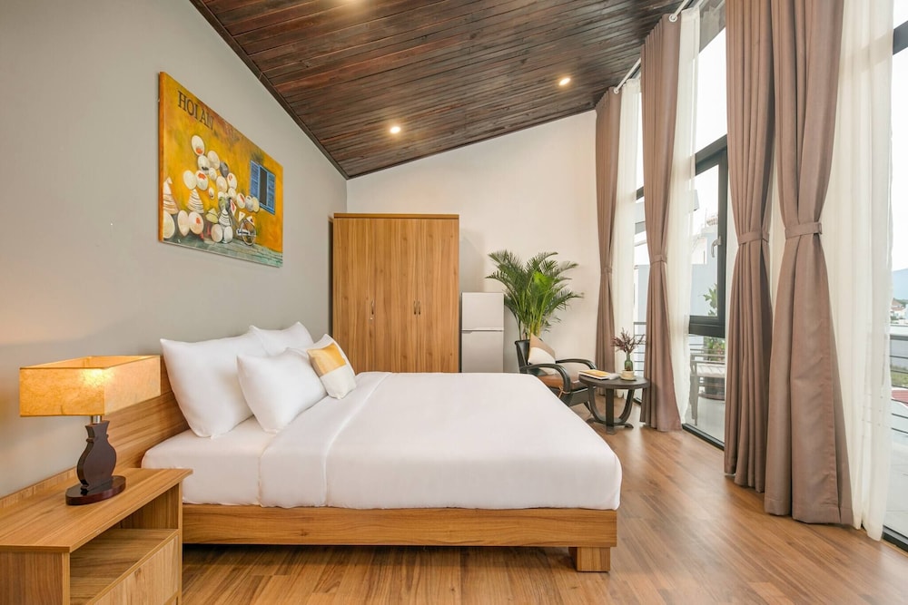 Modern 4-bdr Villa Foosball Dart Cafe Walk to My Khe Beach view 3