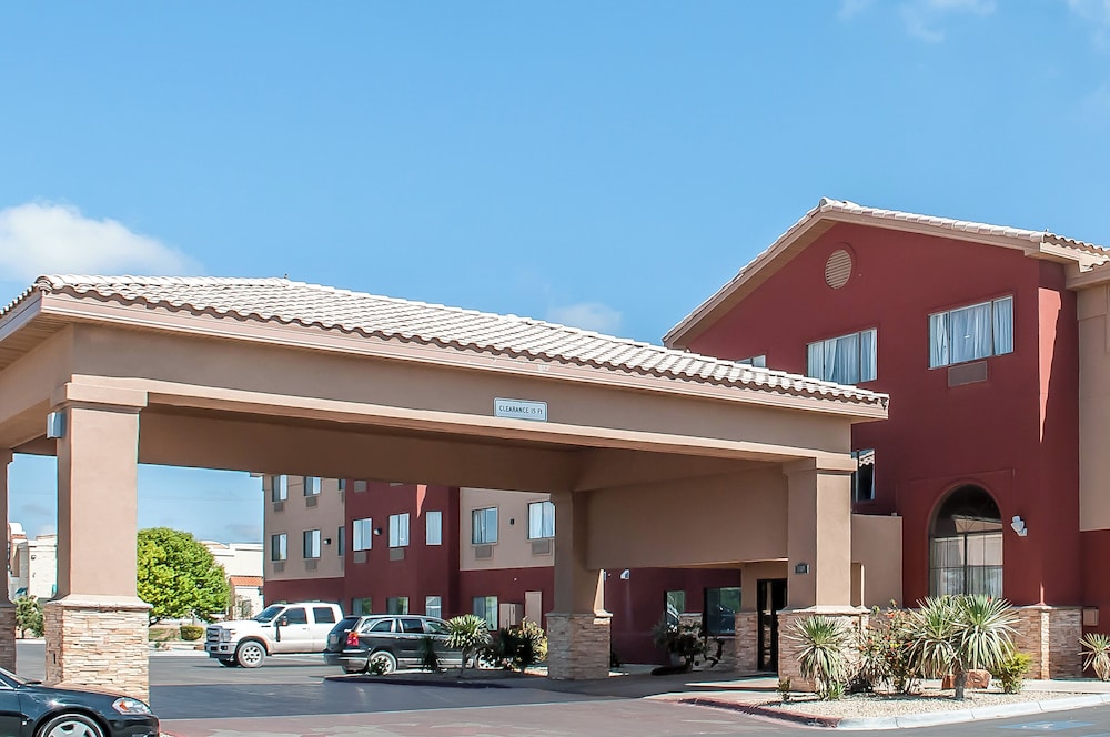 Hobbs Vacations - Premier Extended Stay Hobbs - Property Image 2