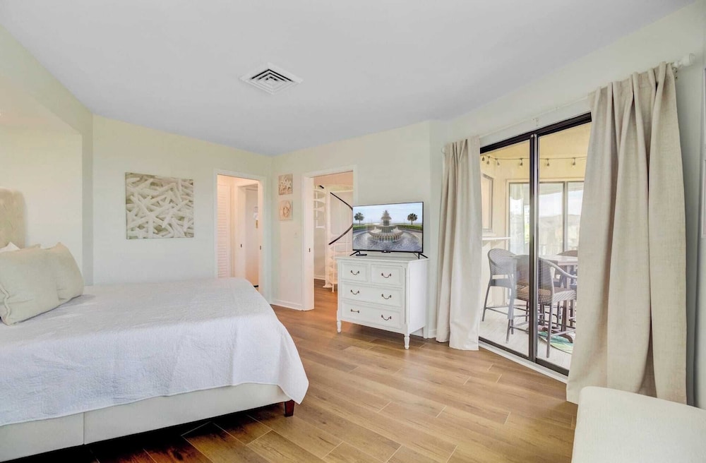 Oceanview Condo + Pool, Balcony & Beach Access 304 D Port O Call by Avantstay