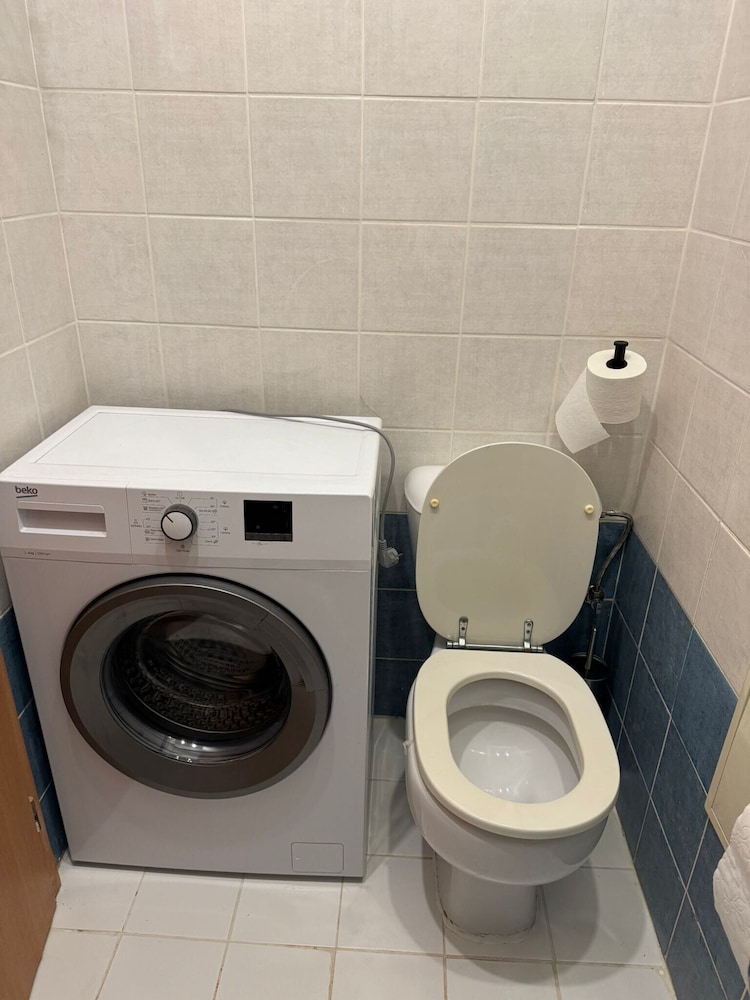Studio - Sleeps 2 -smoking on Balcony - Pets -wifi