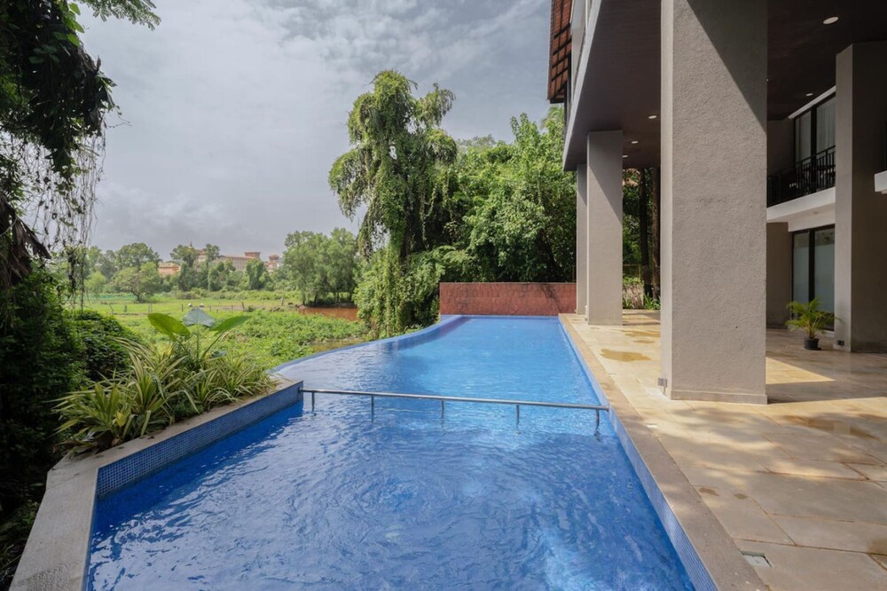 1BR Apt in Candolim With Pool 5 Mins From Beach