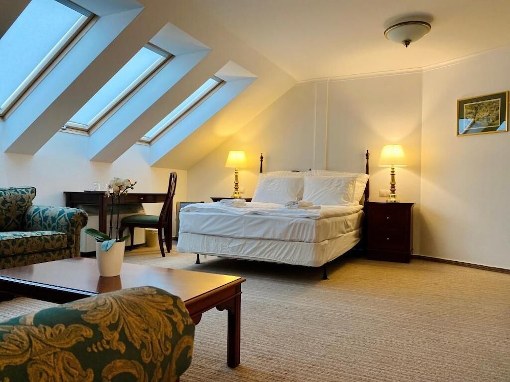 OPERA16 Guestrooms