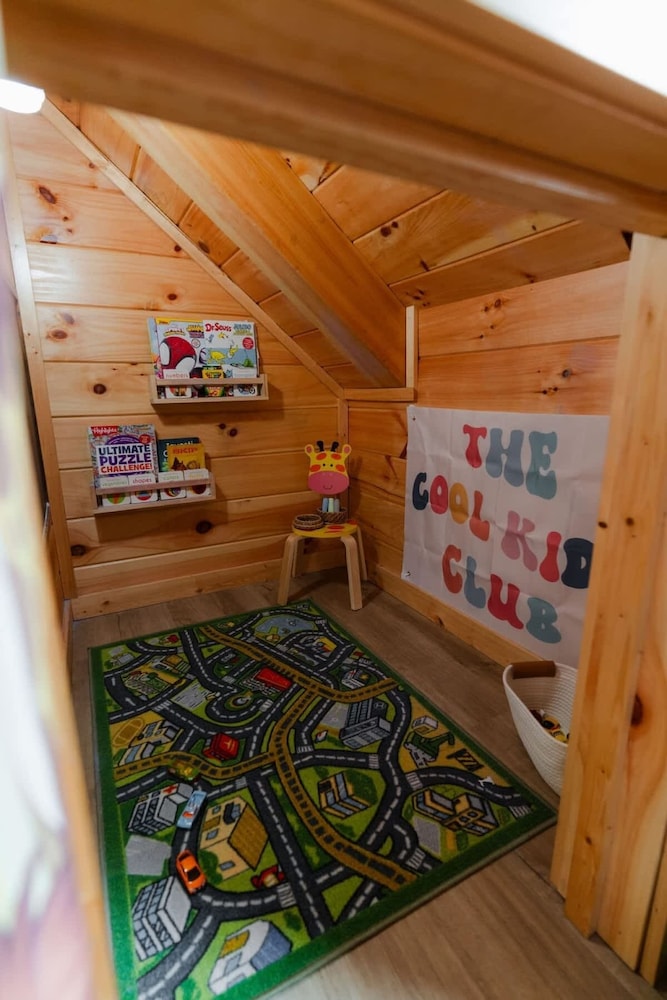 Sleeps 16! Luxury Cabin With Game Room & Hot Tub