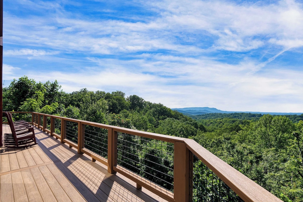 Big Bear Lodge by Avantstay Smoky Mountain Views, Hot Tub, Theater & Game Room