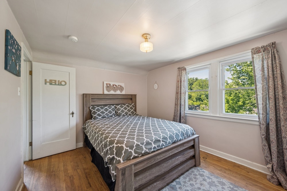 Charming Home Near Unc & Dt Greeley 5 Bedroom Home