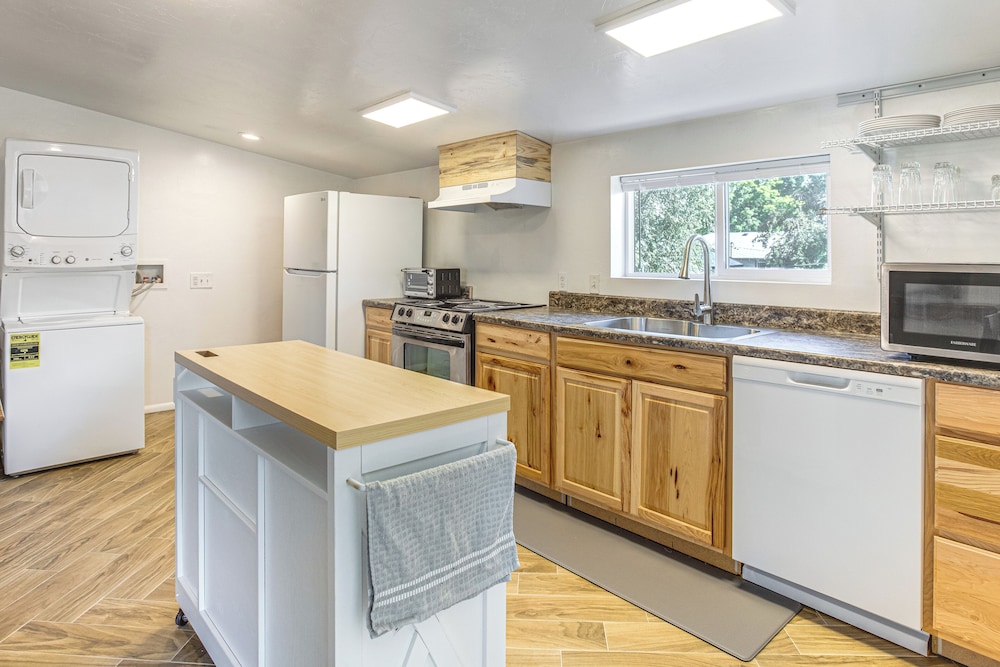 1 Mi to Tennyson St Shops & Eats: Laid-back Apt