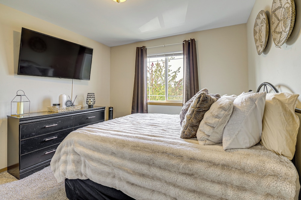 Spacious Yard & Deck: Home 8 Mi to Puget Sound!