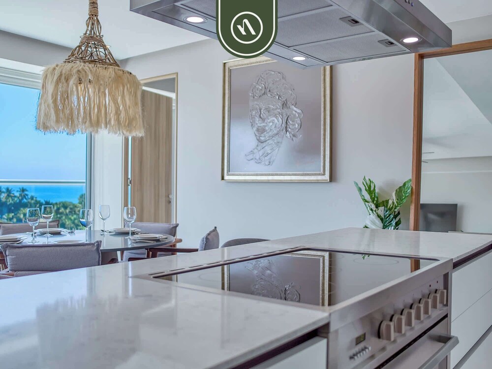 Luxury 3 BR Condo - Beach Access 1 Block Away