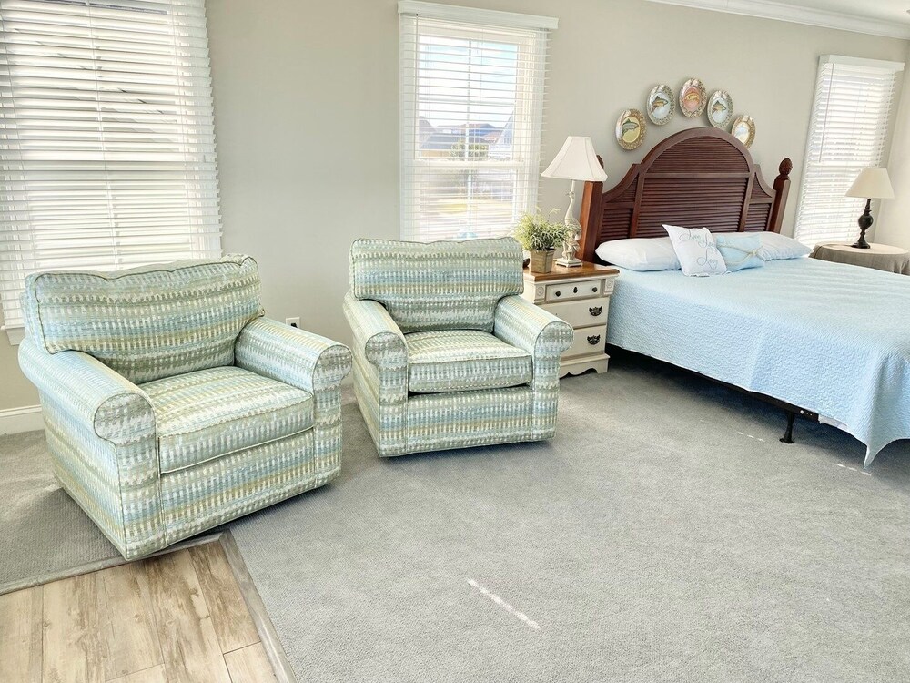 Sweet Dreams Private 4 Bedroom Home by RedAwning