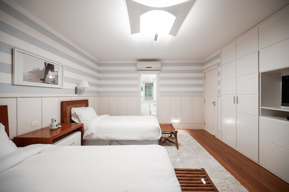 Copacabana – Av. Atlântica | 3 suítes, Vista Mar, 1 min praia de Copacabana - por Casapē Rio