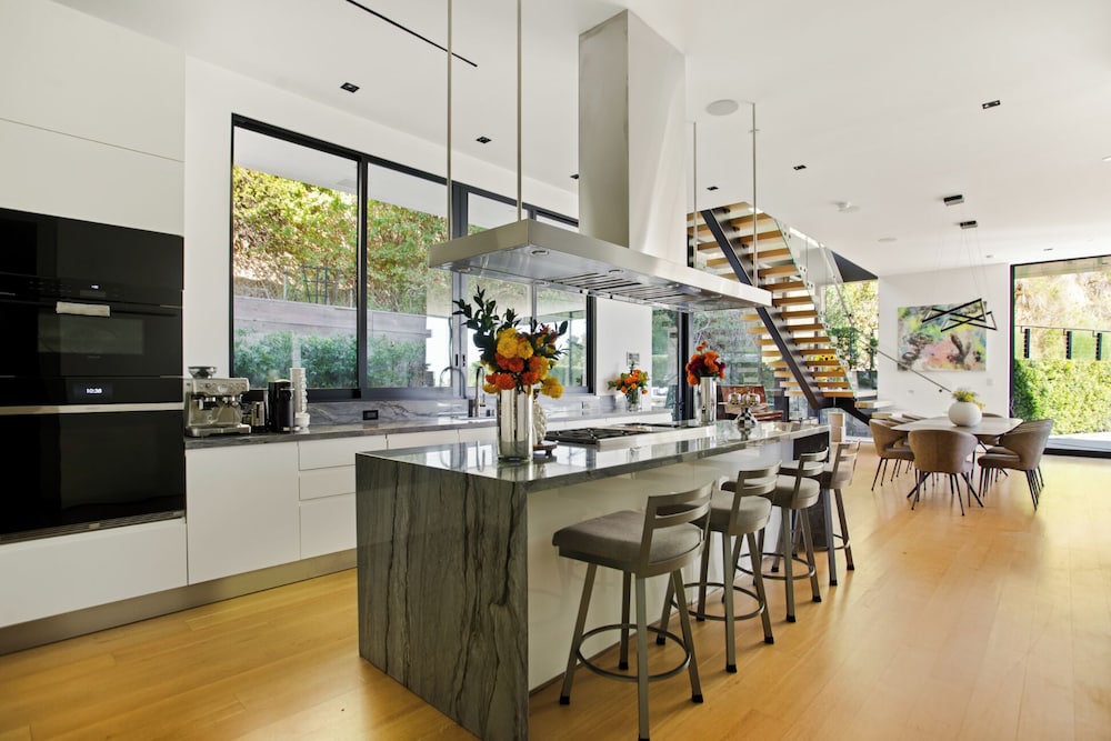 Belfast Estate - Mid-century Meets Modern - Luxe Poolside Villa