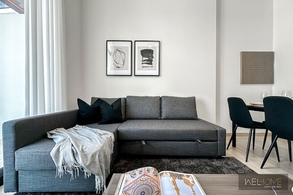 WelHome - Dubai Delight: Luxe Living 1BR at Binghatti Luna