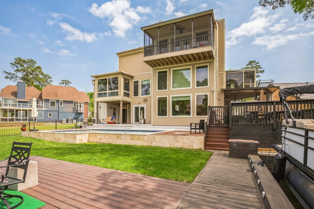 Lakefront Retreat With Private Pool, Hot Tub And Dock 4 Bedroom Home