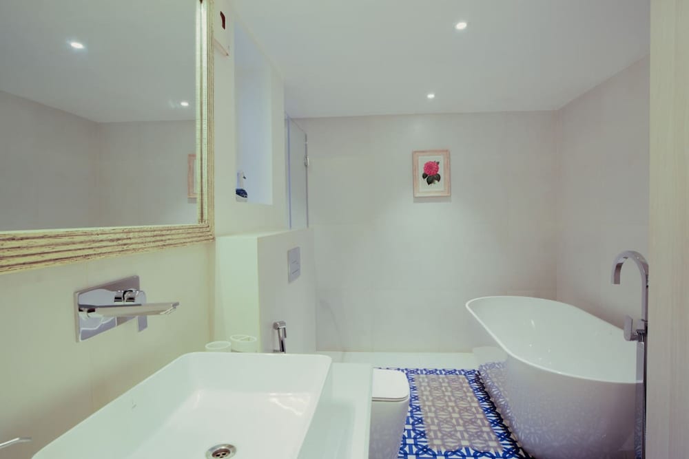 Villa Bauhinia - 5bhk With Pool 10 Mins to Beach