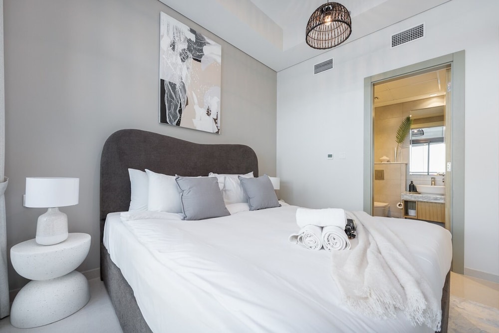 Stunning 2BR With Amazing Views in Business Bay