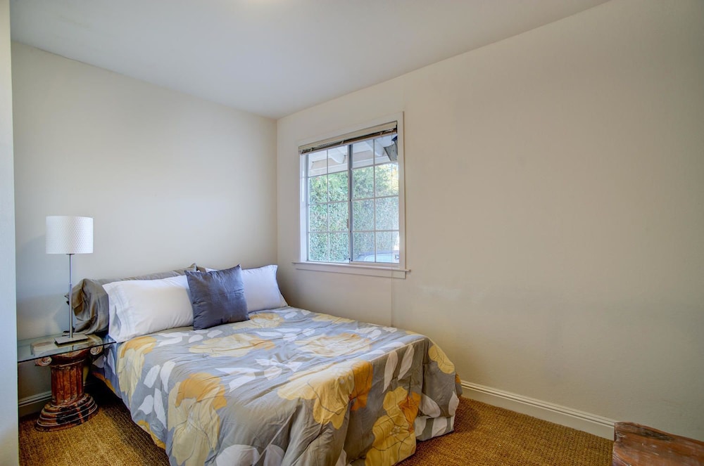 4 Br Waterfront , Private Beach 4 Bedroom Home by RedAwning