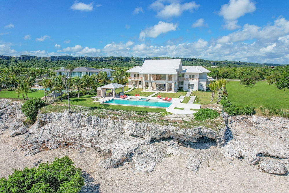 Stunning 6BR Villa With Ocean View in Cap Cana