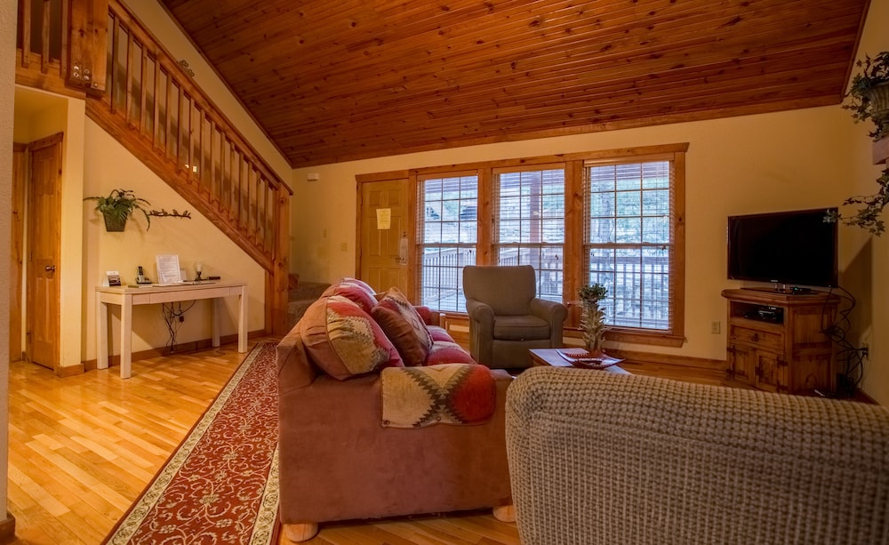 Mayberry Lodge 2 Bedroom Cabin by RedAwning