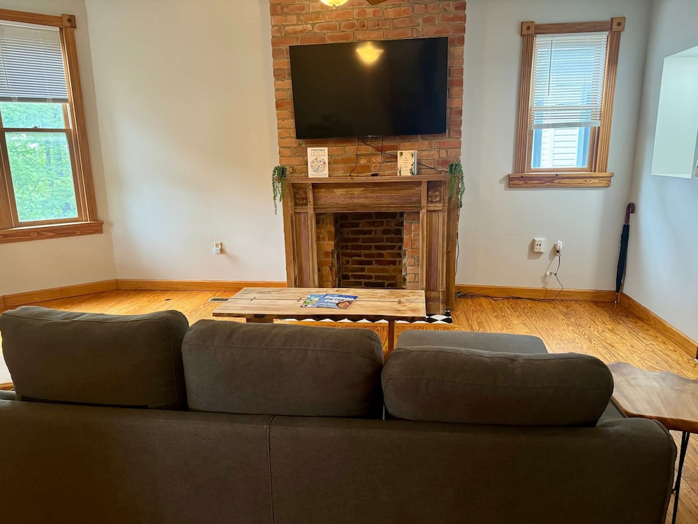 Free Parking - Prime Location - Downtown