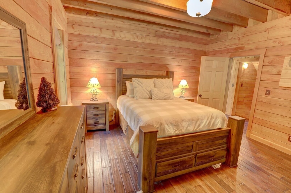 Holiday House 4 Bedroom Chalet by RedAwning view 5