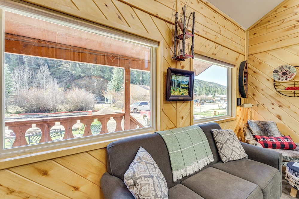 < 1 Mi to Skiing: Family-friendly Red River Haven